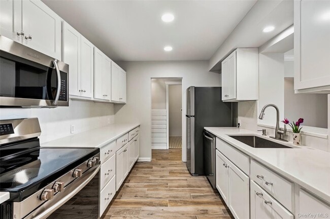 Building Photo - 373 Great River Rd