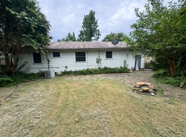 Building Photo - 3 bedroom, 1 bath home in the Hoover Neigh...
