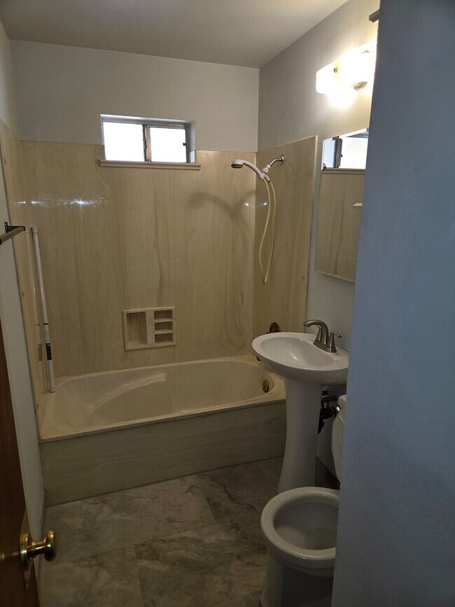 Building Photo - Single Story 3 Bedroom, 2 Bath in Phoenix