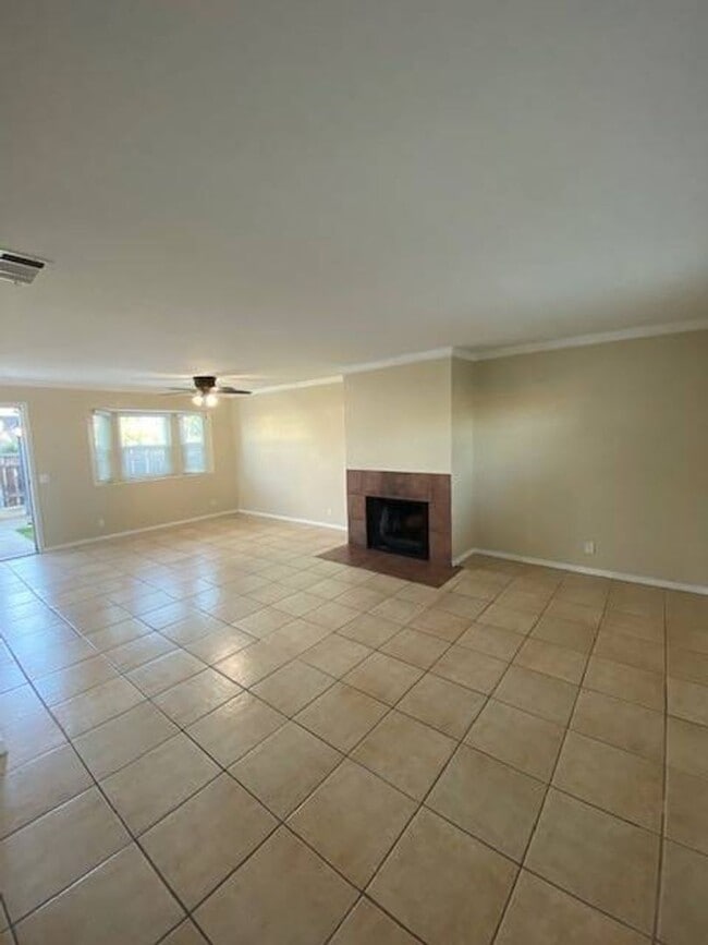 Building Photo - Spacious Townhome in Quiet Community w/ Pool