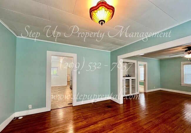 Building Photo - Cozy Downtown 2 Bedroom Bungalow in the Heart of Sonora!