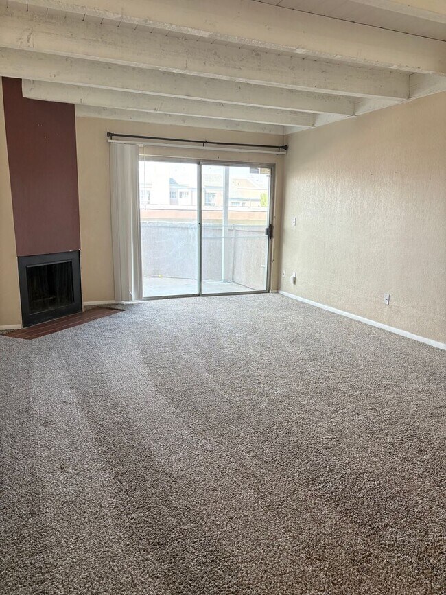Building Photo - 2 Bedroom Lower Level Unit - ALL UTILITIES...