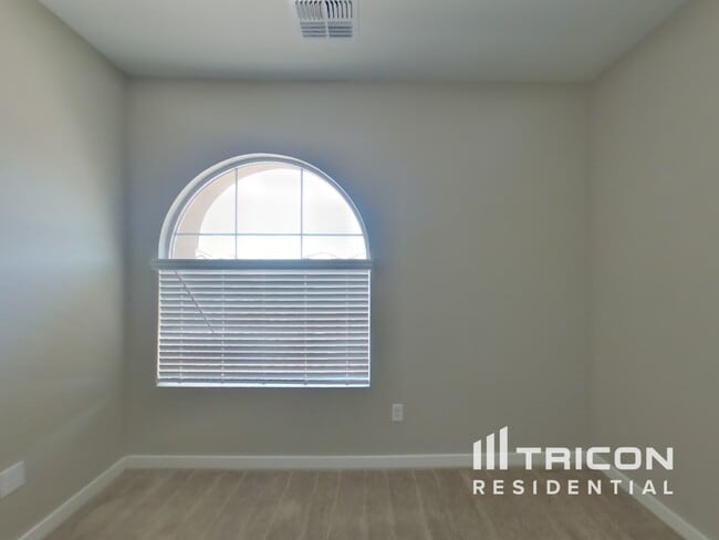 Building Photo - 4548 E Grandview St