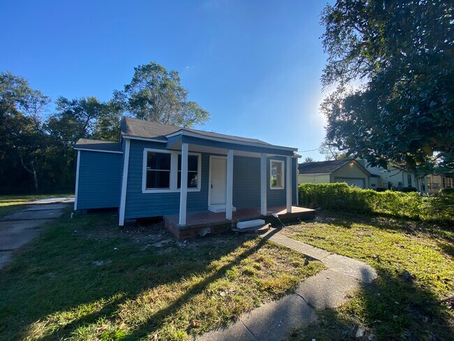 Building Photo - 1303 S Hart Ave