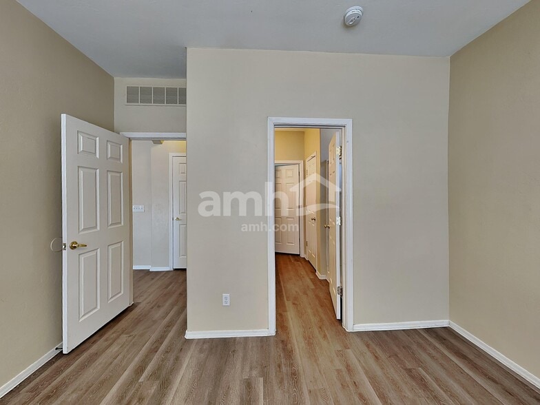 Building Photo - 6653 S Stratosphere Ln