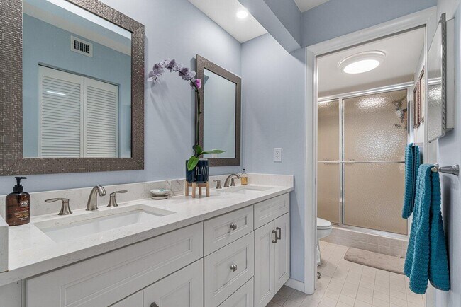 Building Photo - 5188 Oakhill Ln