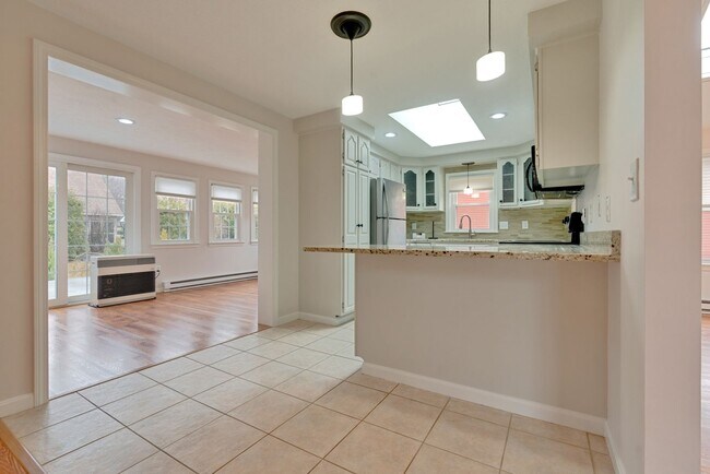 Building Photo - Charming Single Family Home offering  3-be...