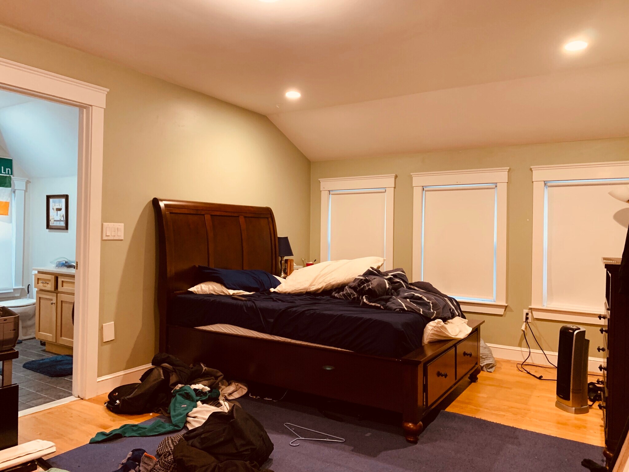 Building Photo - 27 Iroquois St