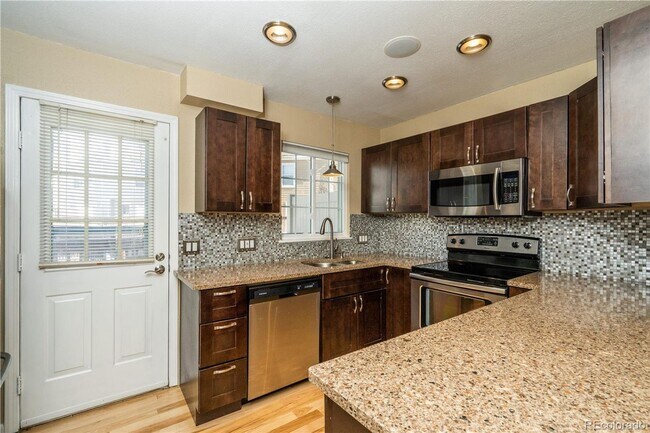 Building Photo - Beautiful Two Bedroom Two Bath Townhome in Indian Creek