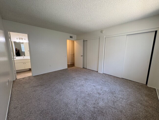 Building Photo - 2244 E Joana Dr