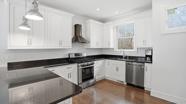 Building Photo - 420 Maple Ave S