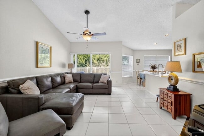 Building Photo - 1520 S Club Dr