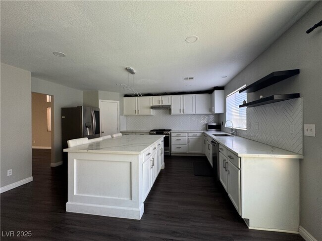 Building Photo - 2425 Island Paradise Ave