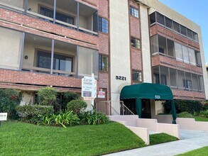 Building Photo - MOVE IN SPECIAL - Quiet Building, Prime Lo...