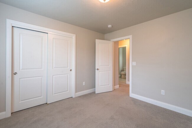 Building Photo - Newer Home in Prime Location with Spacious Layout & Two Living Areas