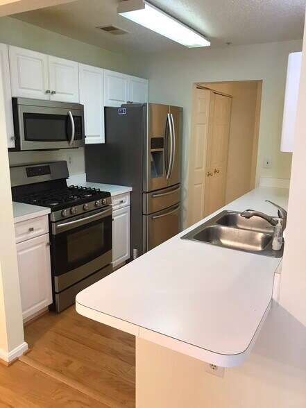 Building Photo - 10018 Vanderbilt Cir