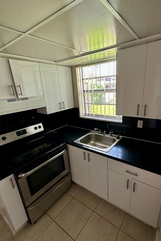 Building Photo - 2-Bed, 1.5-Bath Huge Apartment in the Heart of Miami Gardens!