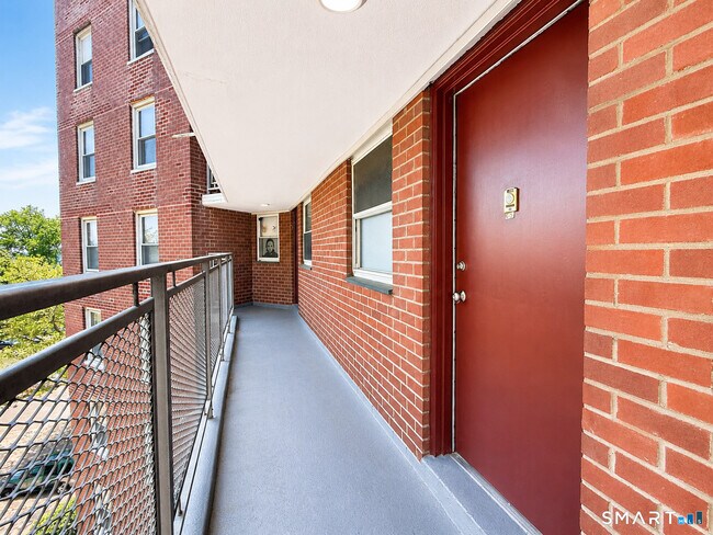 Building Photo - 91 Strawberry Hill Ave