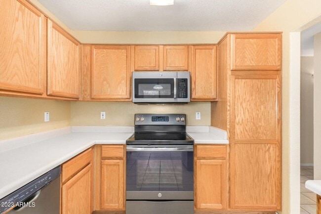 Building Photo - Move In Ready!  3 Bed, 2 Bath w/2 Car Garage