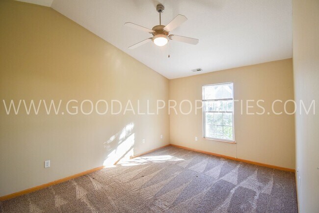 Building Photo - 2 Bedroom, 2 1/2 Bath Townhome in Urbandal...