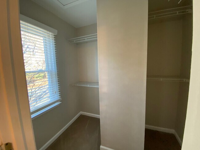 Building Photo - 2 Bedroom 2.5 Bath Townhome in Great Marietta Location w/ a Unfinished Basement