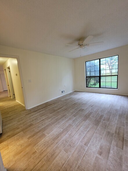 Building Photo - 433 Danbury Ln
