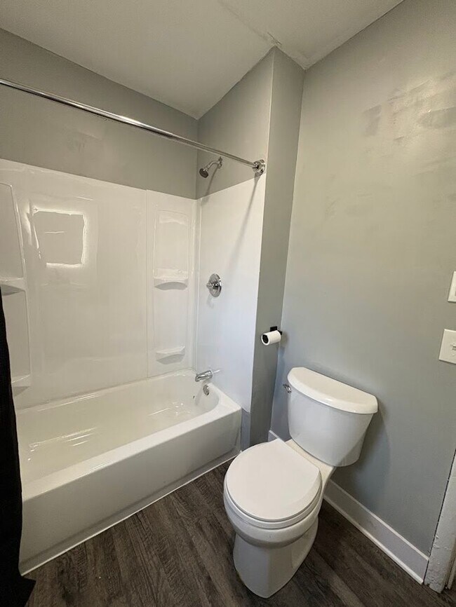 Building Photo - Three bedroom one bathroom apartment for rent