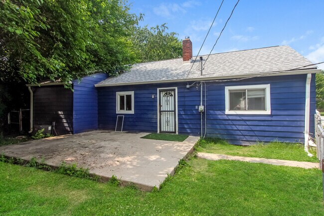 Building Photo - Fantastic 3bd/2ba home! Coming soon!