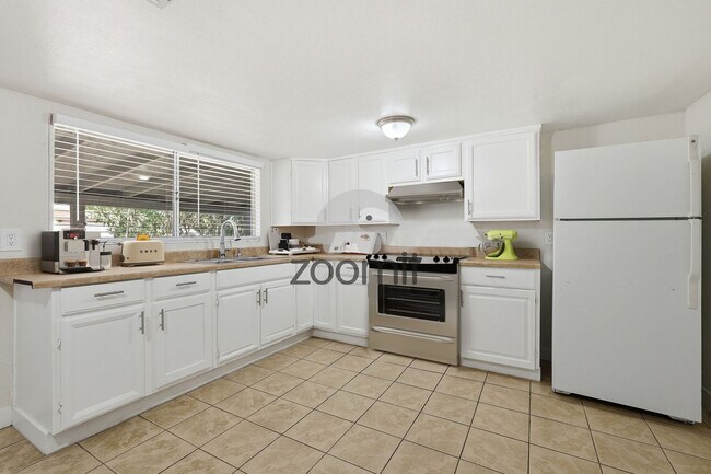 Building Photo - Welcome home to this beautifully updated 3-bedroom, 2-bathroom