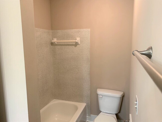 En Suite Bath 2 - 137 Colemont Dr
