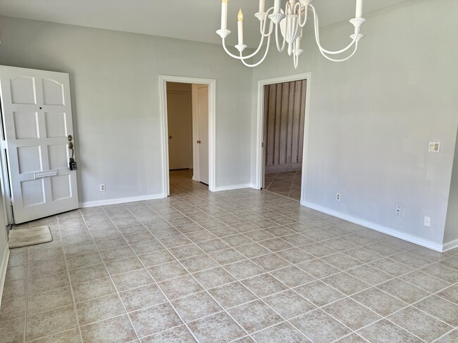 Building Photo - 206 Russlyn Dr