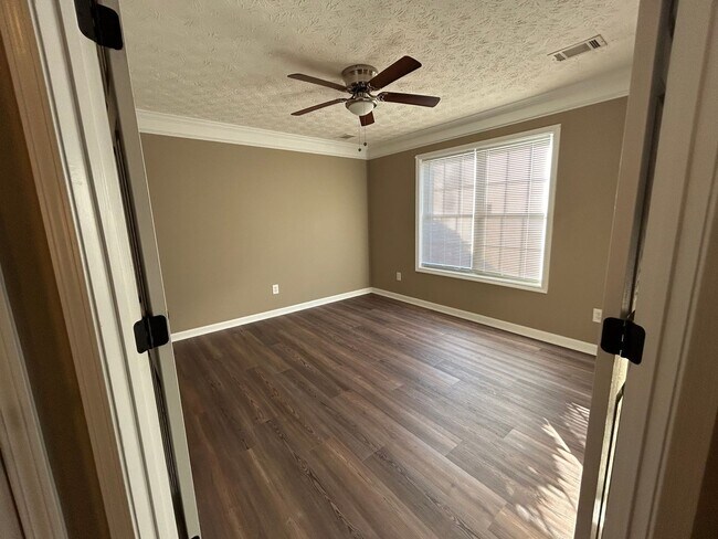 Building Photo - 1536 Ravens Run - Recently Renovated! Bran...