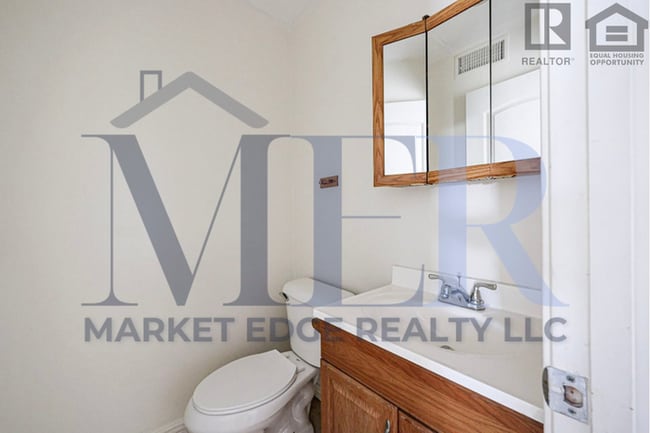 Building Photo - 3Bed/2.5Bath Townhouse at 24th St/Thomas! $399 MOVE-IN SPECIAL! Move-In ready on 3/12/2026!