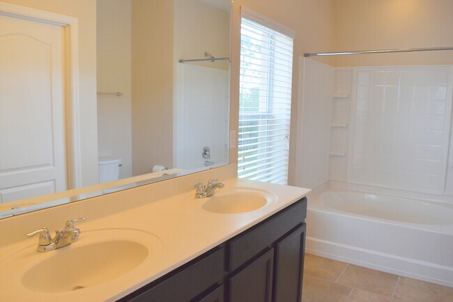 Building Photo - Beautiful Lake View Condo in a Prime Location