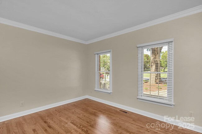 Building Photo - 1202 Coachman Dr