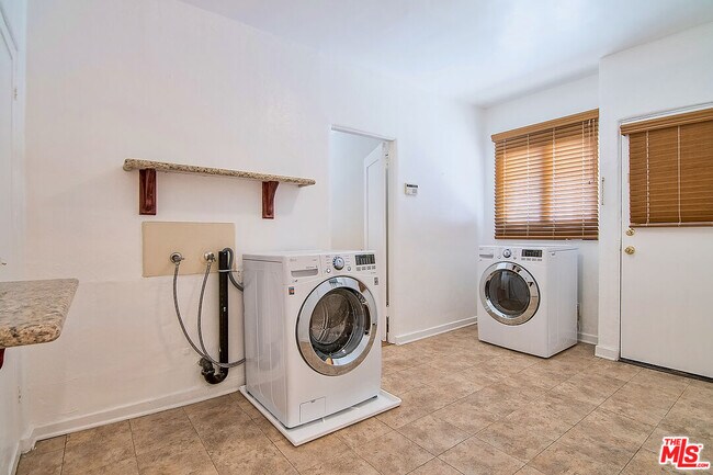 Building Photo - 1071 Cloverdale Ave