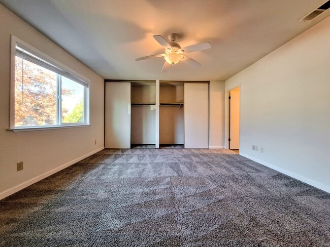 Building Photo - Beautiful Townhouse w/Laundry, Yard, Accepting Cats!