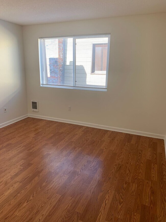 Building Photo - Gary Apartments | Two Bedroom Townhouse Un...