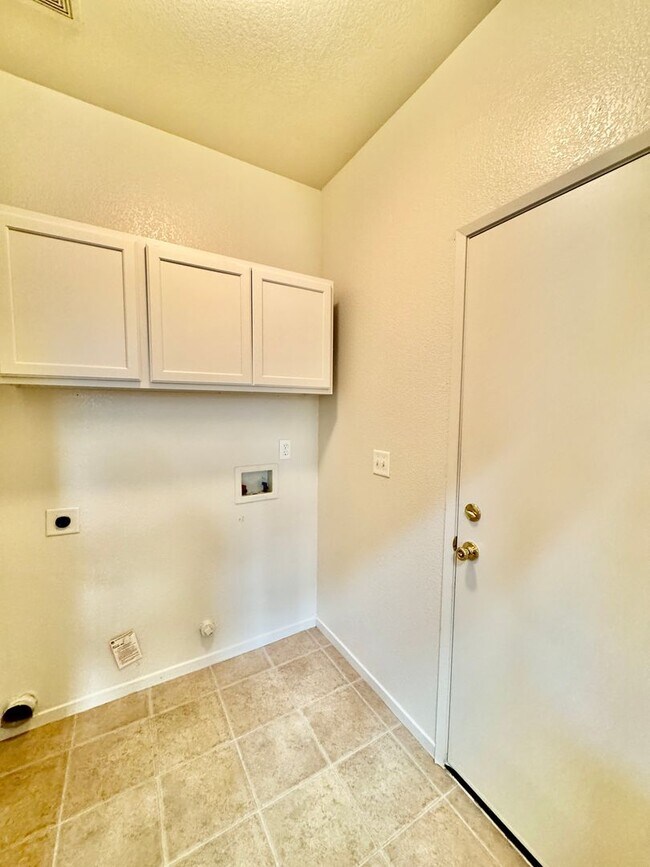 Building Photo - FOR RENT!  3 bedroom 2 bath in Dos Palos