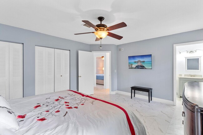 Building Photo - 812 NW 6th Ave