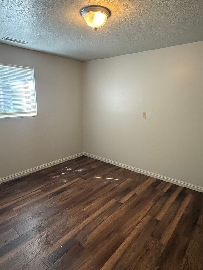 Building Photo - Great home with 2 car garage, deck and shed, fenced yard in Roy for rent