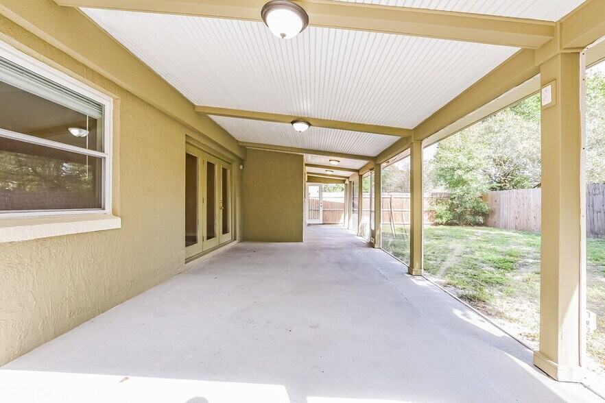 Building Photo - 1012 Hornbeam St