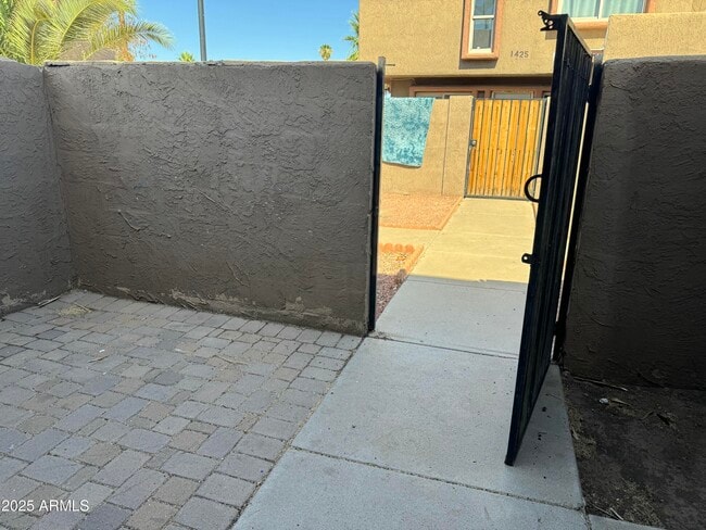 Building Photo - 1424 N 53rd Ave