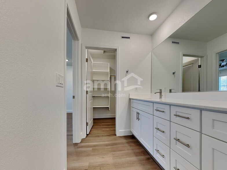 Building Photo - 8906 Dwarf Chin Ave