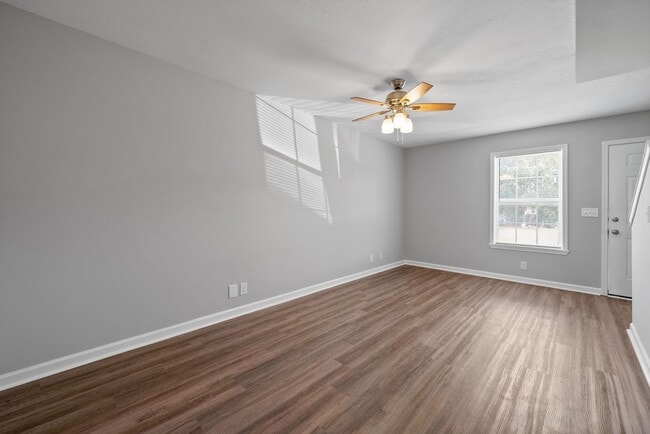 Building Photo - 2 Bedroom Pet Friendly Condo For Rent Near...