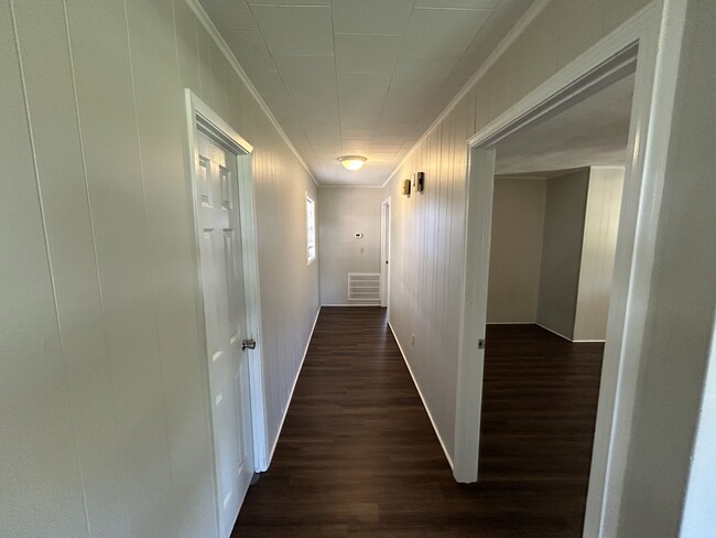 Building Photo - 122 Plaza Dr