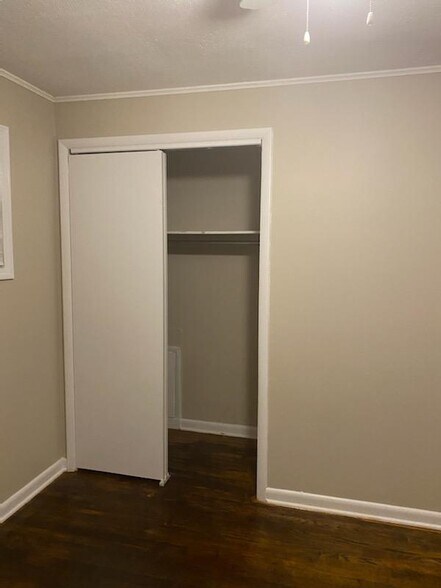 Building Photo - 319 Pleasant St