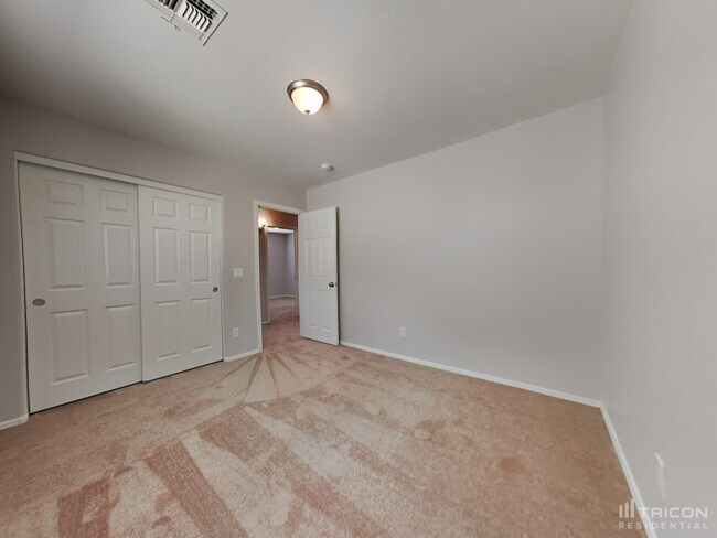 Building Photo - 12927 W Port Royale Ln