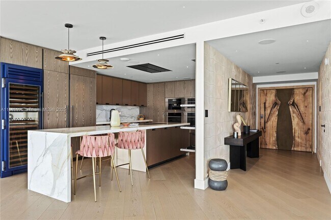 Building Photo - 1000 South Pointe Dr