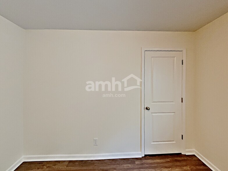 Building Photo - 529 Camp dr